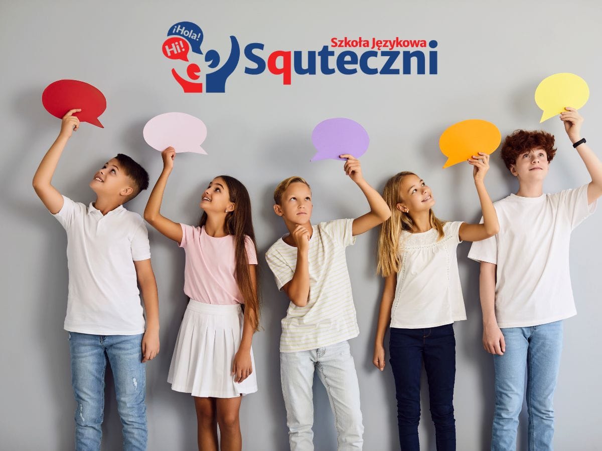 grupa dzieci z dymkami dialogowymi zachęcająca do kursu angielski dla dzieci od klasy 2 do 6 w Goleniowie